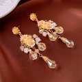 Vue détaillée de boucles d'oreilles à pompons avec fleurs en résine et cristaux - Longue Pampille Fleur en Résine Orange Rose (12# Tige en Argent - Or Jaune)