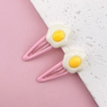 Dettaglio di fermagli rosa con decorazioni a forma di uovo fritto bianco e giallo - Clip BB Uovo al Tegamino (1 pz)