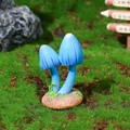 Miniatuur hars paddenstoel met blauwe hoeden en groene bladeren op mos achtergrond - Stijl B (Blauw)