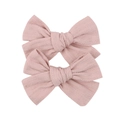 Primer plano de clips de pelo con lazo de tela rosa y textura tejida para niñas - Textura Tejida con Puntos Rosa Palo(6)