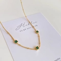 Elegante bracciale con perline dorate con pietre verde smeraldo quadrate e numeri romani - Collana di Smeraldo / Oro