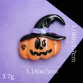 Dettaglio del ciondolo di Halloween in resina a forma di zucca e cappello con misure - Zucca con cappello nero