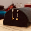 Boucles d'oreilles cœur dorées avec zircon et fine chaîne dans une finition dorée chaude - Cœur à Chaîne Fine en Zircone Doré