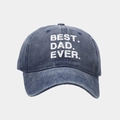 Detailansicht der gewaschenen Baumwollkappe mit weißem BEST. DAD. EVER. Aufdruck - Marineblau