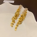 Boucles d'oreilles dorées à pompons avec cristaux blancs sur un plateau en céramique - Gland en Or en Maille de Paillettes Denses (62#)