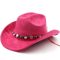 Détail d'un chapeau de cowboy en daim fuchsia avec ruban ethnique perlé et breloques - M (56-58cm) / Rose rouge