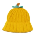 Dettaglio del cappello di maglia a zucca gialla con stelo verde e decorazioni a foglia - M (56-58cm) / Giallo