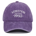Dettaglio del ricamo bianco Limited Edition 1993 su cappello in cotone lavato viola - Regolabile / Viola