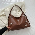 Bolso de hombro marrón de cuero sintético con mariposas plateadas y correa - Marrón