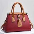 Red litchi grain handbag with brown handles and elegant decorative tag - 28x14x20cm / Burgundy