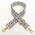 Dettaglio tracolla regolabile in tessuto geometrico bianco e nero con ganci dorati - Chiusura in Argento / Nero con Bianco