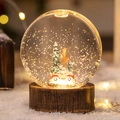 Bola de cristal navideña con camión rojo, pinos y base LED cálida efecto madera - Árbol de Navidad con Coche