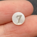 Perla in conchiglia bianca con numero sette argento per gioielli fai da te - Numero 7 / Bianco