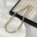 Collier artisanal en perles de jaspe bleu, séparateurs dorés et une perle d'eau douce - Style Perle Naturelle