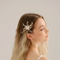 Elegante clip de pelo de flor dorada con perlas blancas y cristales en modelo - Dorado HS-J6608G