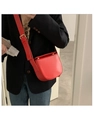 Borsa a sella rossa in pelle PU con tracolla larga regolabile e dettagli dorati - Rosso