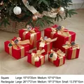 Rote Weihnachtsgeschenkboxen mit goldenen Schleifen und Winterbeeren unter Baum - 7er-Pack Set / Rot mit Dekoration/7-teiliges Set