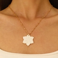 French retro shell flower necklace with golden water wave chain worn by a female model - Off-White Flower Necklace (7900)