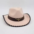Elegante sombrero de vaquero rosa con cabeza de toro decorativa y detalle de ala cosida - Estilo Insignia Cabeza de Toro Dorada / Beige Borde Negro