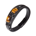Dettaglio del bracciale in pelle da uomo con occhio di tigre e chiusura magnetica su bianco - Doppio Occhio di Tigre / 7.5 Pollici