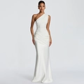 Detailweergave van het one-shoulder ontwerp en de geplooide satijnen stof van deze witte avondjurk - S / Wit