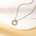 Collar con colgante de tres anillos entrelazados en oro y plata con cadena de caja - Estilo de Triple Entrelazado / Oro (Redondo)