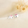 Boucles d'oreilles lapin en argent S925 avec émail rose sur fond texturé beige doux - Argenté