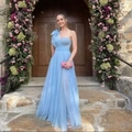 Elegante hellblaue Tüll-Abendrobe mit One-Shoulder-Schleife und hohem Schlitz am Rock - Hellblau / US size 2