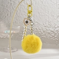 Détail d'un porte-clés perlé à la main avec pompon jaune, perles et pendentif coeur - Chaîne à Crochet + Boule Peluche Cœur [Inclut Attache Téléphone] / Jaune Citron