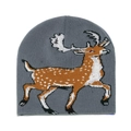 Detailweergave van een grijze gebreide kerstmuts met een groot rendier jacquard patroon. - M (56-58cm) / Grijs
