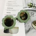 Detail of UV400 protection sticker on green matte flower-shaped kids' sunglasses - Matte Retro Green
