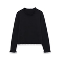 Detailaufnahme des Rüschenkragens und des gewellten Saums an diesem schwarzen Strickpullover - S / Schwarz
