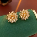 Eleganti orecchini a lobo a fiore in zircone dorato su un espositore in velluto verde - Stile Fiore a Forma di Fuochi d'Artificio (HE31098) / Oro - Placcato Oro Vero