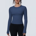 Détail d'un t-shirt de yoga bleu marine à manches longues en tissu élastique respirant - Bleu Marine