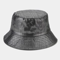 Schicker silberner Fischerhut mit holografischer Metallic-Faltenstruktur und Rundkopf - Einheitsgröße / Dunkelgrau