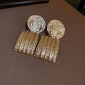 Detalle macro de pendientes vintage dorados con relieve de moneda y colgante rectangular - Aguja de Plata - Retrato Dorado Redondo Cuadrado