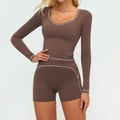 Ensemble de yoga marron avec coutures contrastées, haut manches longues et short - S / Haut Et Bas / Brun Chocolat Foncé