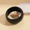 Gepolijste brede zwarte hars armband gepresenteerd met natuursteen op neutrale basis - Armband - Zwart Rond Brede Versie