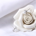 Boucles d'oreilles triangle en argent S925 avec perles d'eau douce sur tissu blanc - Argent 925 + Perle naturelle / Blanc (Plaqué or blanc)