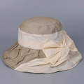 Dettaglio di un grande fiocco elegante su un cappello da sole leggero in ramiè da donna - M / Cachi