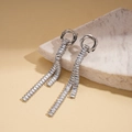 Dettaglio di orecchini a nappa argentati con pietre di zircone su pietra beige - Argento (Perno in argento) / Argento