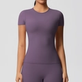 Détail du haut de sport violet ajusté avec un tissu à haute élasticité - Violet Aubergine