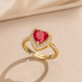 Bague dorée ajustable avec zircon cœur rouge et halo de pierres scintillantes - Bague Coeur Rubis (8852)