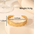 Goldener Edelstahl-Armreif mit breitem Design und strukturierter Feder-Falten-Optik - Federtextur / Gold