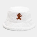 Dettaglio del cappello alla pescara in peluche bianco con ricamo dell'omino di pan di zenzero - M / Bianco con motivo omino di pan di zenzero