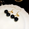 Süße schwarze Kirsch-Ohrringe mit Goldhaken auf einem weißen minimalistischen Keramikteller - Schwarze Kirsche Ohrhaken (33# Ohrhaken)