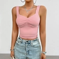 Débardeur rose Y2K ajusté avec nœud torsadé porté avec un jean bleu délavé troué - S / Rose