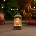 Detailansicht der Vintage-Weihnachtslaterne mit Weihnachtsmann und funkelndem Schneeeffekt - Weihnachtskinder