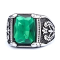 Primer plano de anillo plateado vintage con piedra verde y detalles grabados a mano - Talla US 8 / Color Acero y Piedra Verde