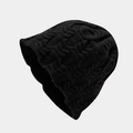 Dettaglio della trama a treccia nera su un cappello invernale beanie oversize - Nero